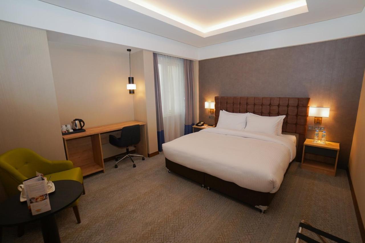 The Grand Lux Hotel Ad Dawhah Esterno foto A room at the hotel