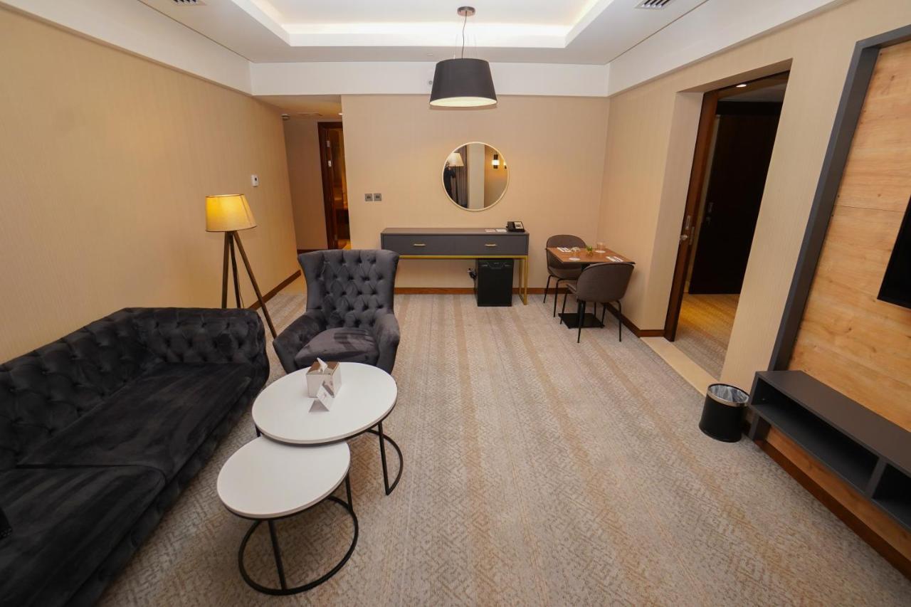 The Grand Lux Hotel Ad Dawhah Esterno foto A suite at the hotel
