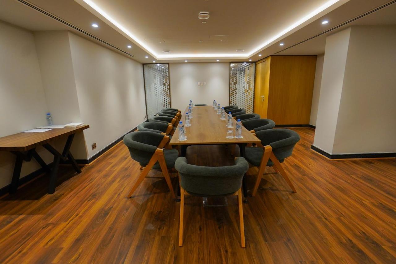 The Grand Lux Hotel Ad Dawhah Esterno foto Meeting room at the hotel