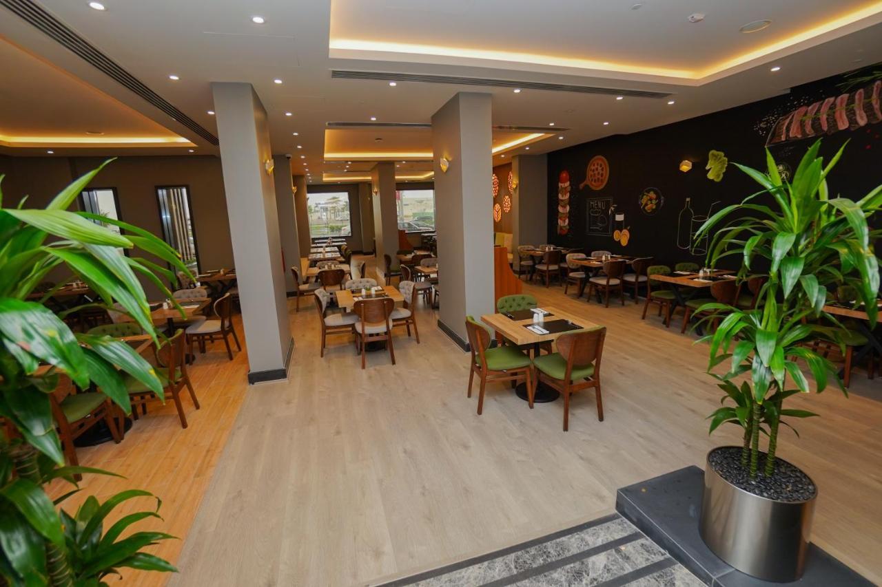 The Grand Lux Hotel Ad Dawhah Esterno foto Restaurant