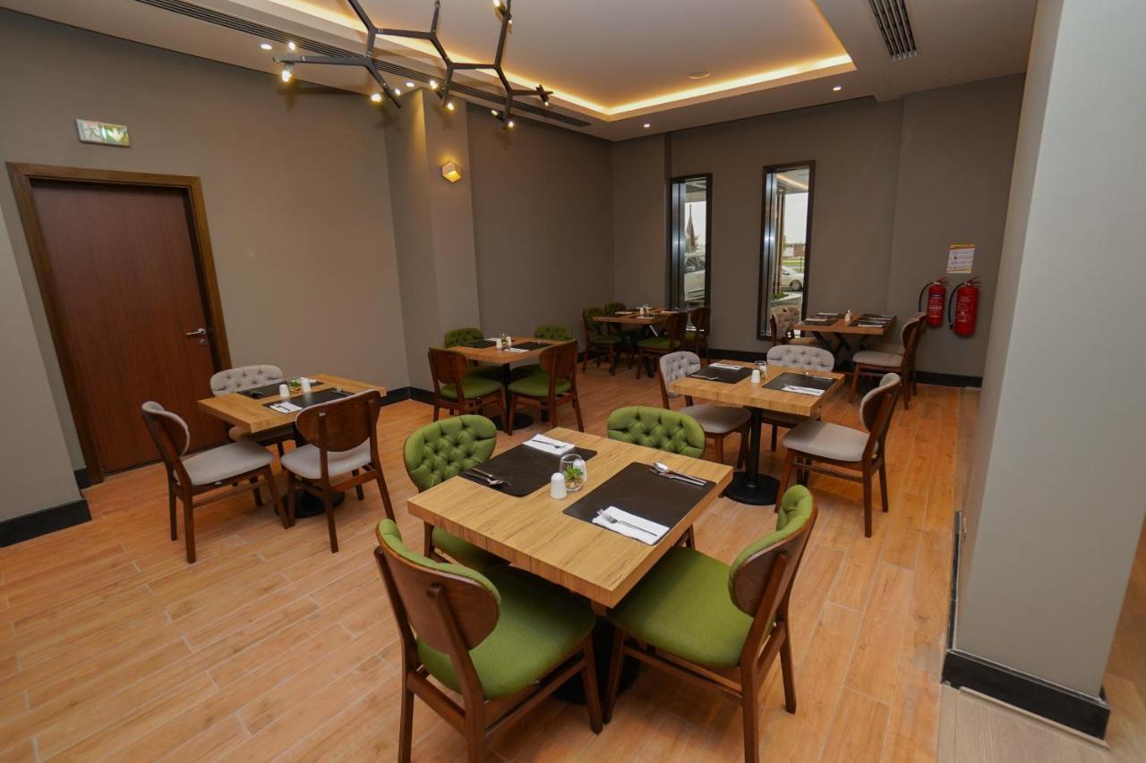 The Grand Lux Hotel Ad Dawhah Esterno foto The restaurant