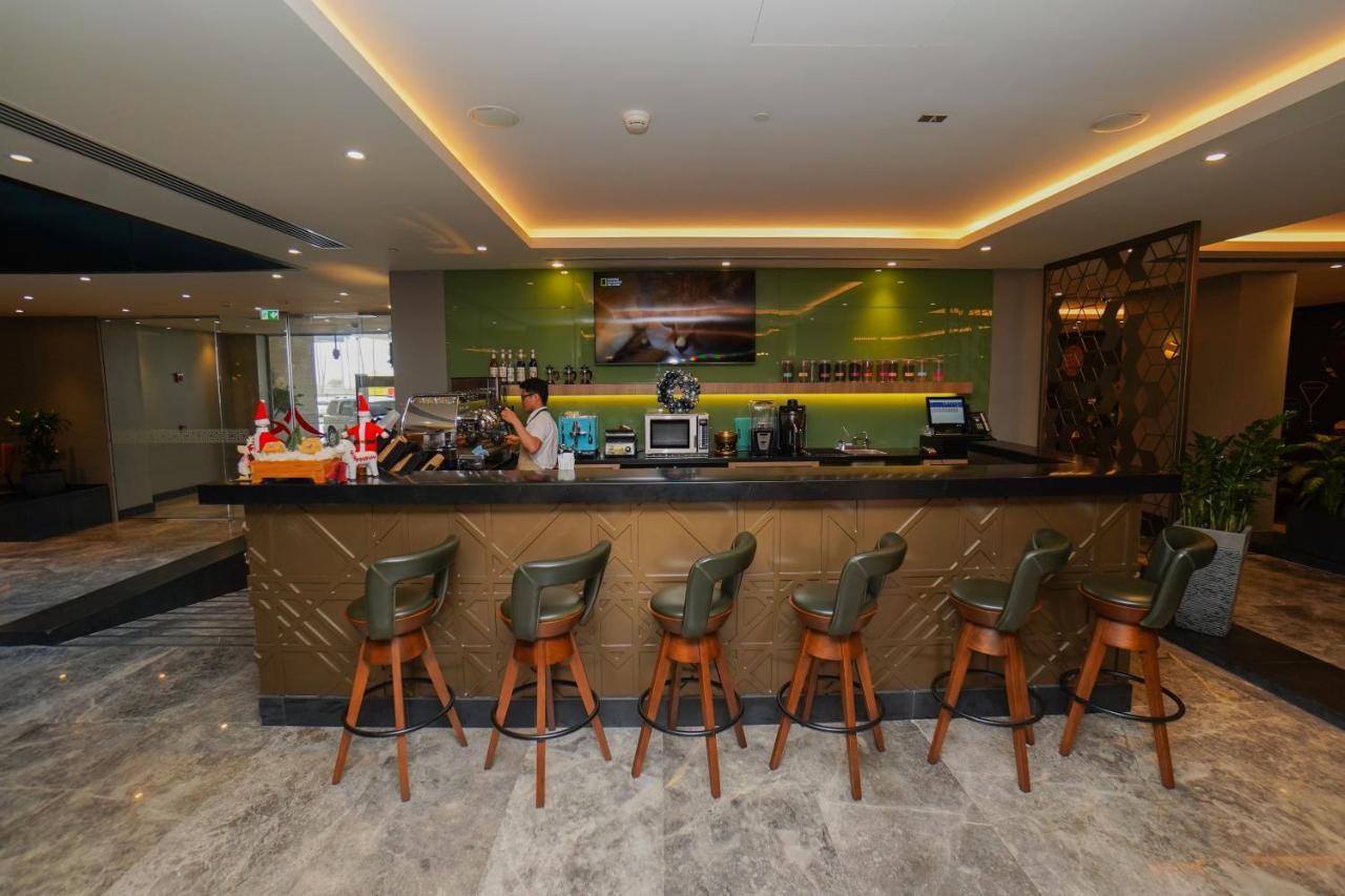 The Grand Lux Hotel Ad Dawhah Esterno foto The bar at the lounge