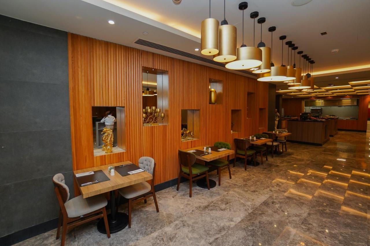 The Grand Lux Hotel Ad Dawhah Esterno foto The interior of the restaurant