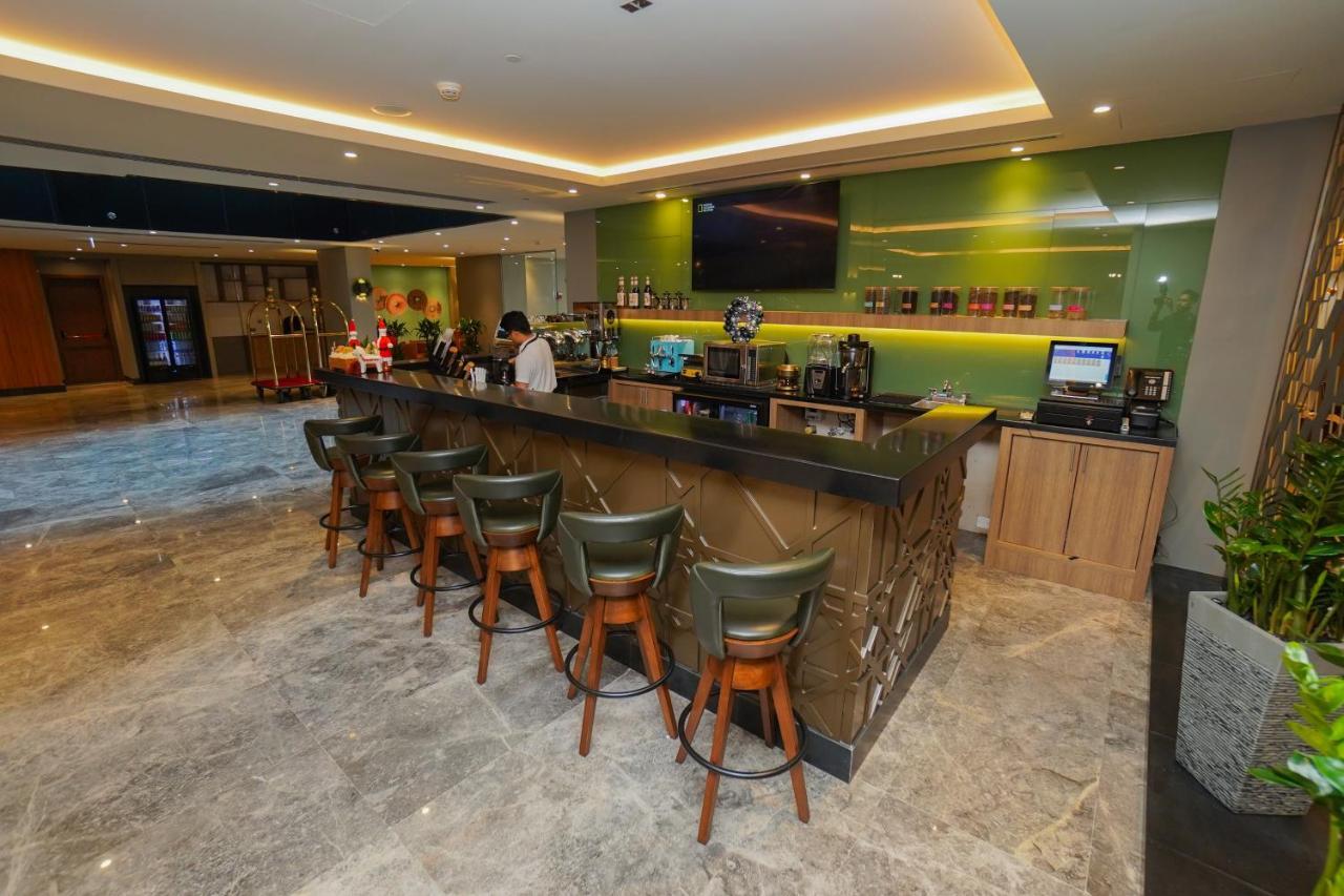 The Grand Lux Hotel Ad Dawhah Esterno foto The bar at the lounge