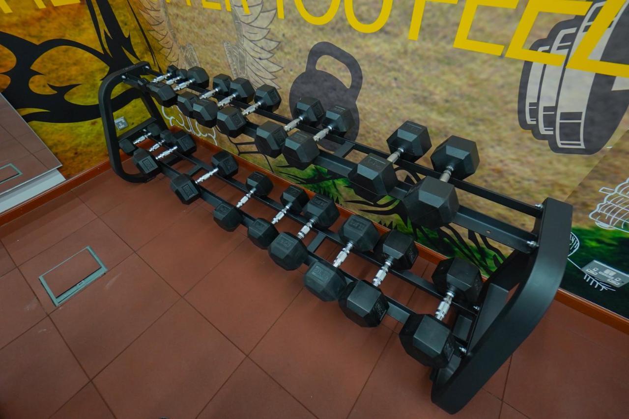 The Grand Lux Hotel Ad Dawhah Esterno foto Dumbbell rack
