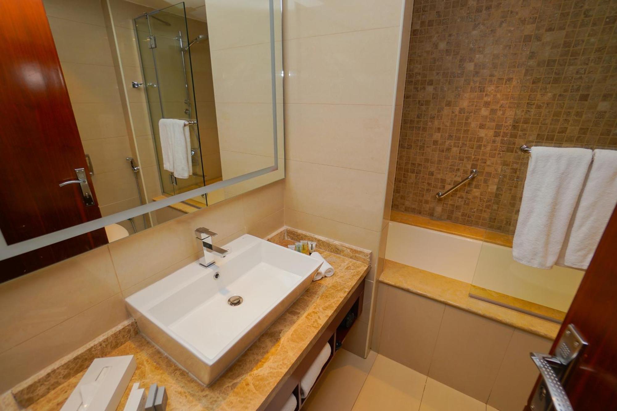 The Grand Lux Hotel Ad Dawhah Esterno foto Bathroom
