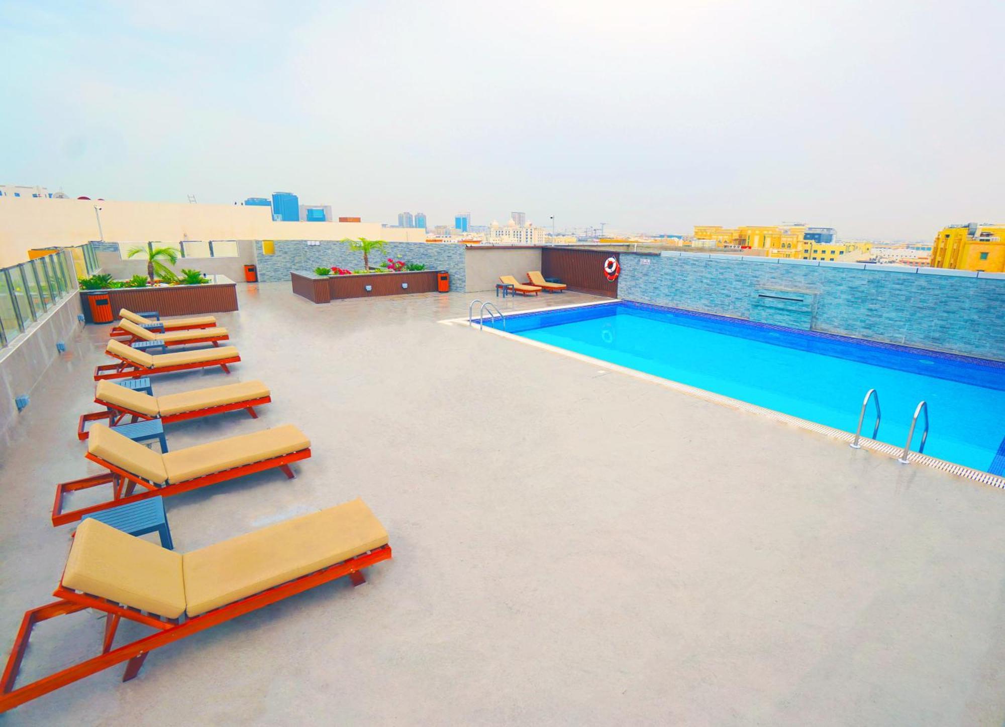 The Grand Lux Hotel Ad Dawhah Esterno foto Rooftop pool at the hotel